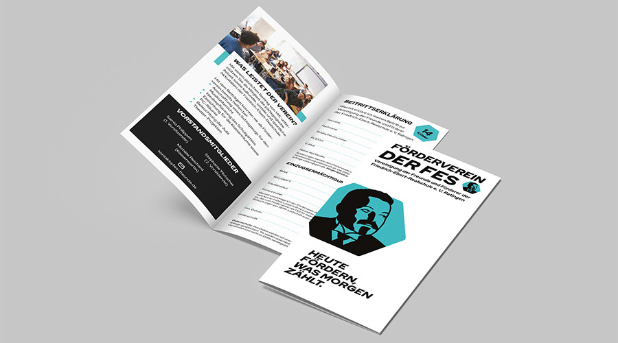 Voransicht unserer Broschüre, einmal offen und darauf liegend die Titelseite.